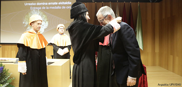 Eusko Ikaskuntza reçoit la Médaille d'Or de l'UPV/EHU et l'Argia Saria