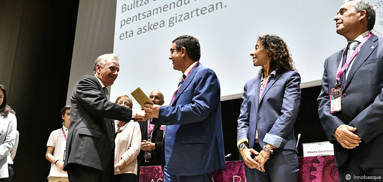 Eusko Ikaskuntza recibe el reconocimiento de Innobasque