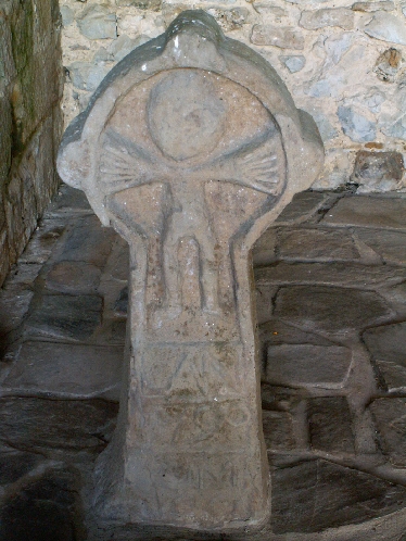 La Crucifixio en una estela de la iglesia de Arancou