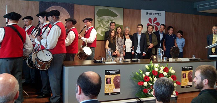 Vida institucional: Premios, homenajes y apoyo institucional