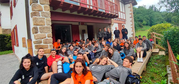 Participantes de EuskarAbentura conociendo a Barandiaran