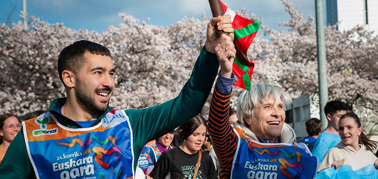 Socias y socios de Eusko Ikaskuntza portan el testigo en la Korrika 2026