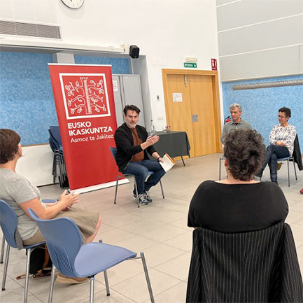 ZuretaLur: bidaia bat historian eta identitatean barrena