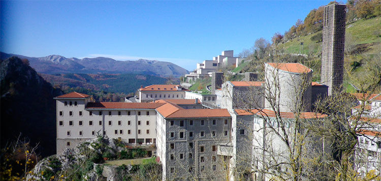 Un doble aniversario: S&aacute;enz de O&iacute;za y Arantzazu