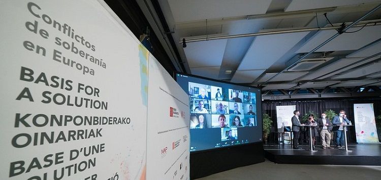 Askoren arteko oinarria, subiranotasun gatazkei konponbidea emateko